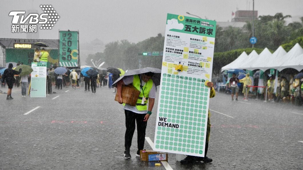 在凱道舉辦的還路於民大遊行受到大雨影響。(圖/胡瑞麒攝)