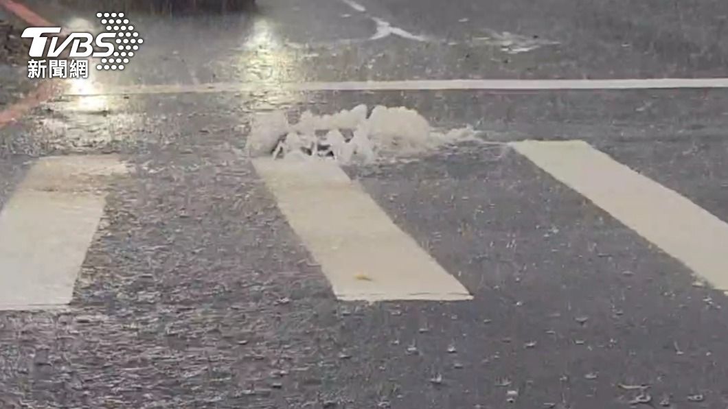 中山區北安路的人孔蓋遭雨勢沖上來。(圖/TVBS)