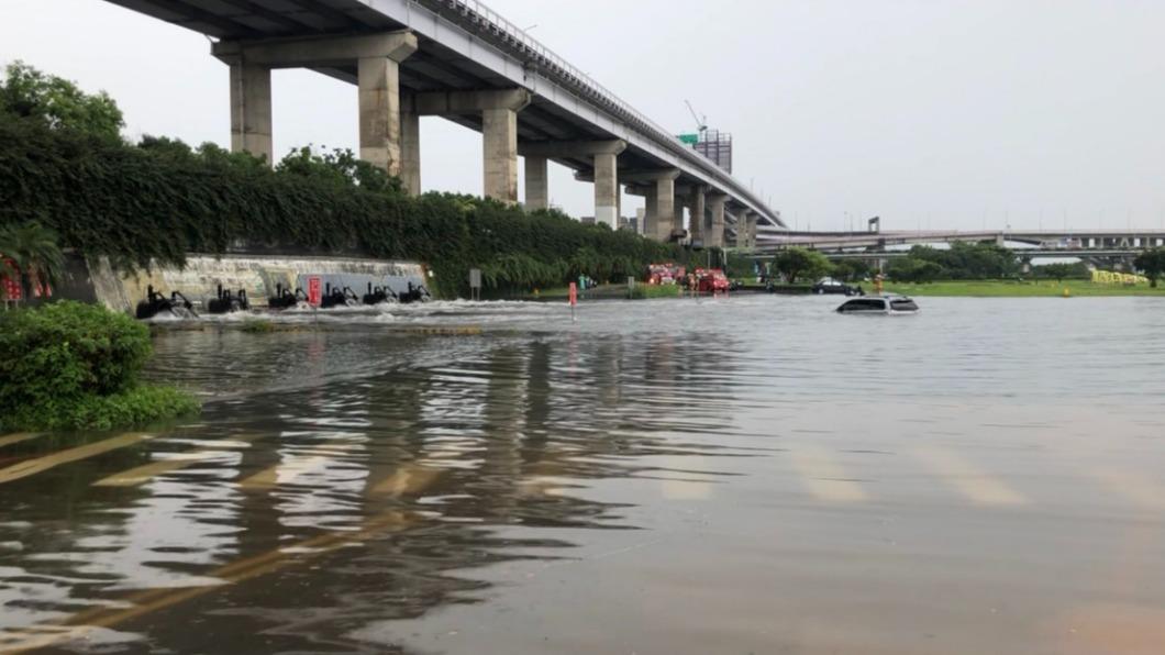汽車來不及撤出疏洪道,險遭積水滅頂。(圖/民眾提供)