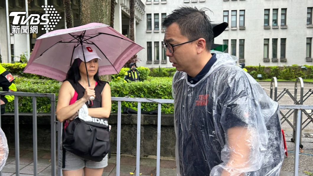 民進黨副祕書長黃建嘉出席「還路於民大遊行」。(圖/黃宣尹攝)