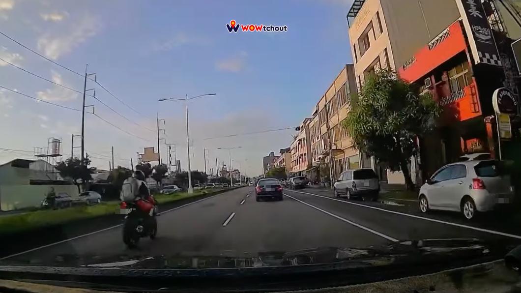 黑色機車行駛在禁行機車內側車道。(圖/翻攝自WoWchout-地圖型行車影像分享平台)