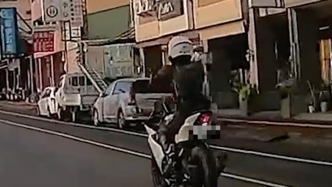 一台白色機車騎士,騎到一半突然放開雙臂。(圖/翻攝自WoWchout-地圖型行車影像分享平台)