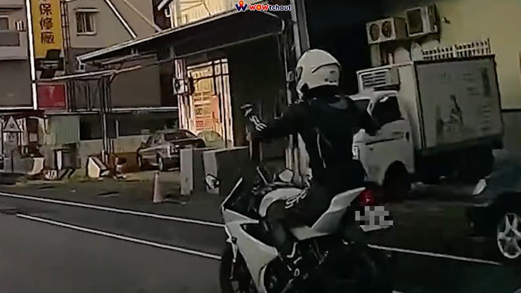 表演特技?騎士半路突「雙手舉高」變樂團指揮 後方駕駛傻眼