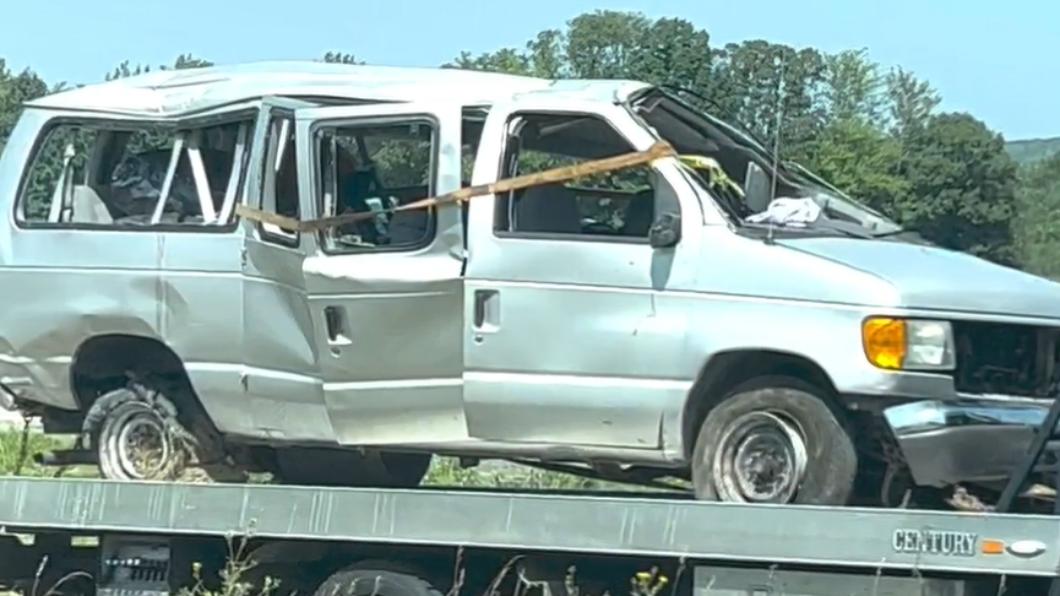 奇蹟!美廂型車故障翻覆變形 車上孕婦亡肚中寶寶倖存
