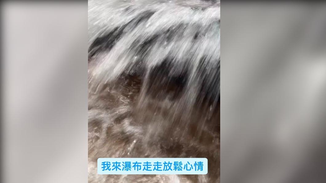 雨太大要延賽!棒球場驚現「瀑布」 富邦球員順道洗頭