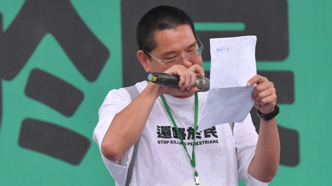 女兒遭撞亡!余爸爸遊行哽咽:民進黨完全執政就應負起所有責任