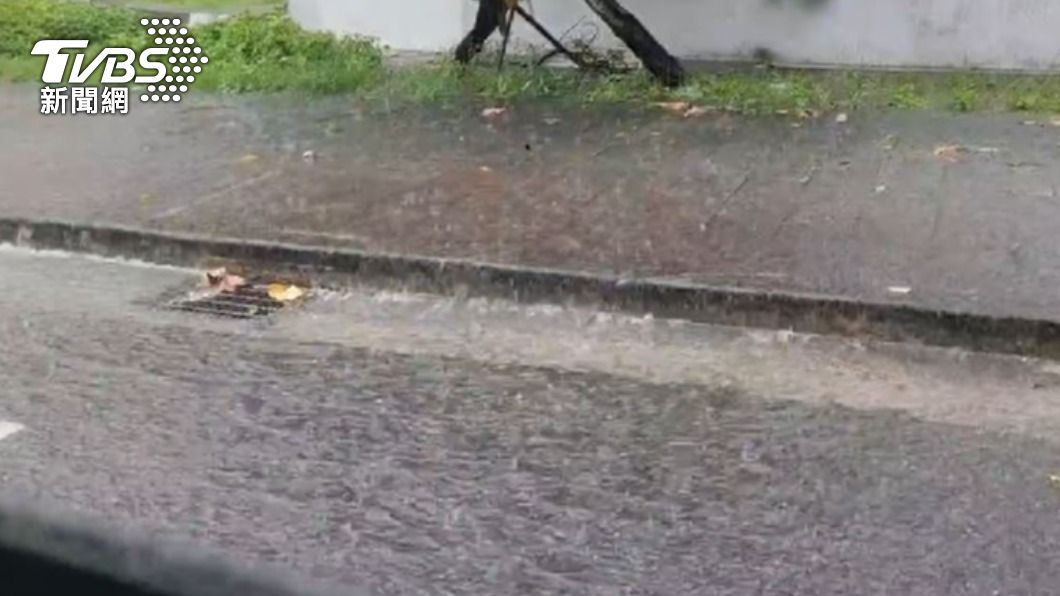 午後大雷雨來襲,雙北市許多地區都出現了積淹水的情況。(圖/TVBS)