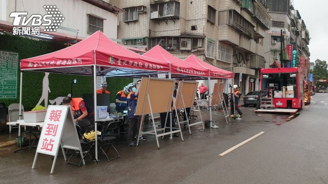 北市消防局接獲報案後,立刻派員至現場成立前進指揮所。(圖/TVBS)