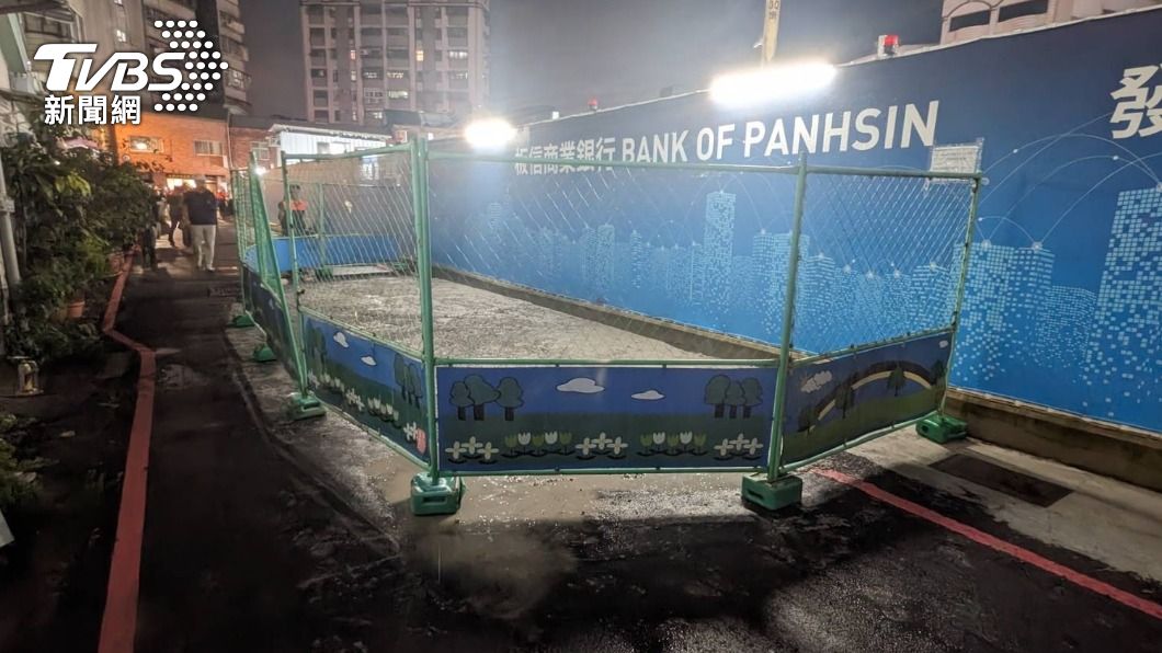 建商已於晚間7時完成灌漿回填作業,初步評估天坑並無擴大危害之虞。(圖/TVBS)