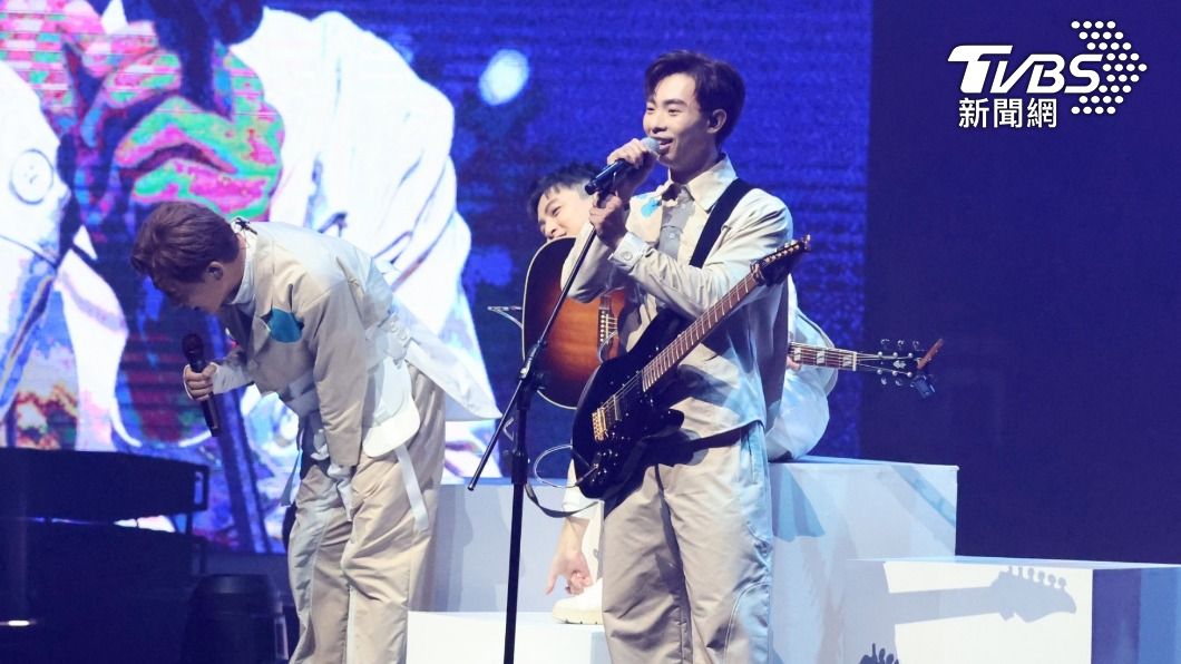 壓軸演出的建廷唱得走音,讓團員笑不停。(圖/趙世平攝)
