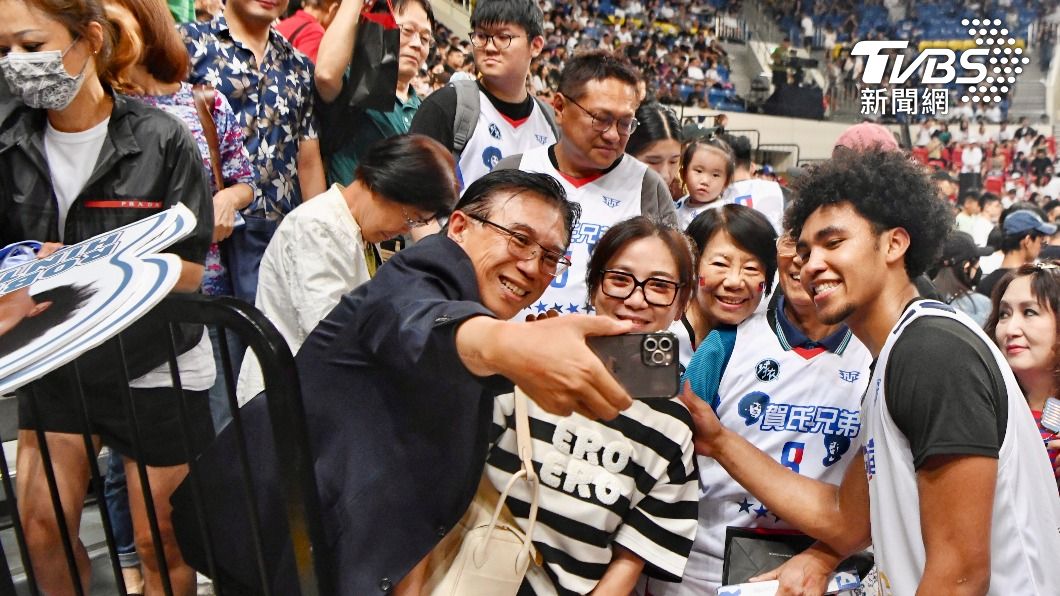 賀氏兄弟一家人明早搭機返美。(圖/胡瑞麒攝)