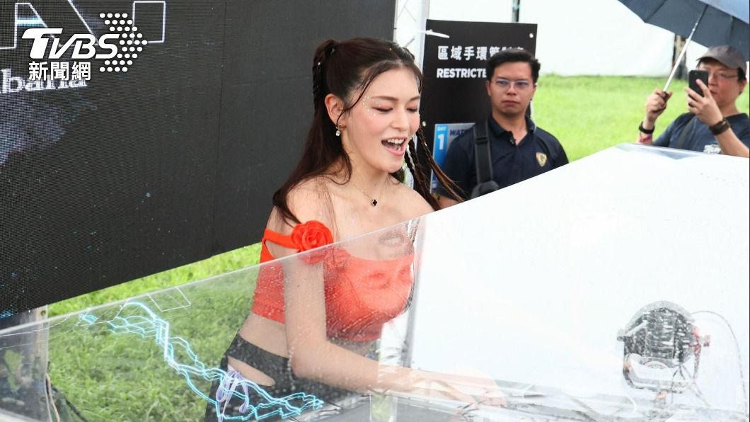 橘瑪麗嗨到肩帶都滑落,性感濕身讓台下粉絲嗨爆。(圖/趙世平攝)