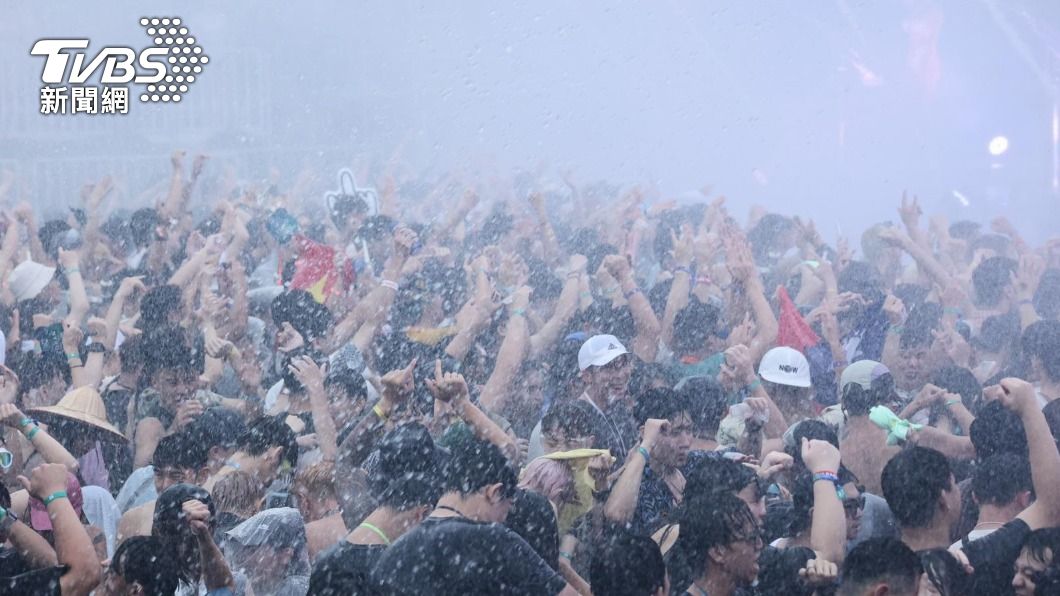 台下粉絲即使下大雨也超嗨。(圖/趙世平攝)