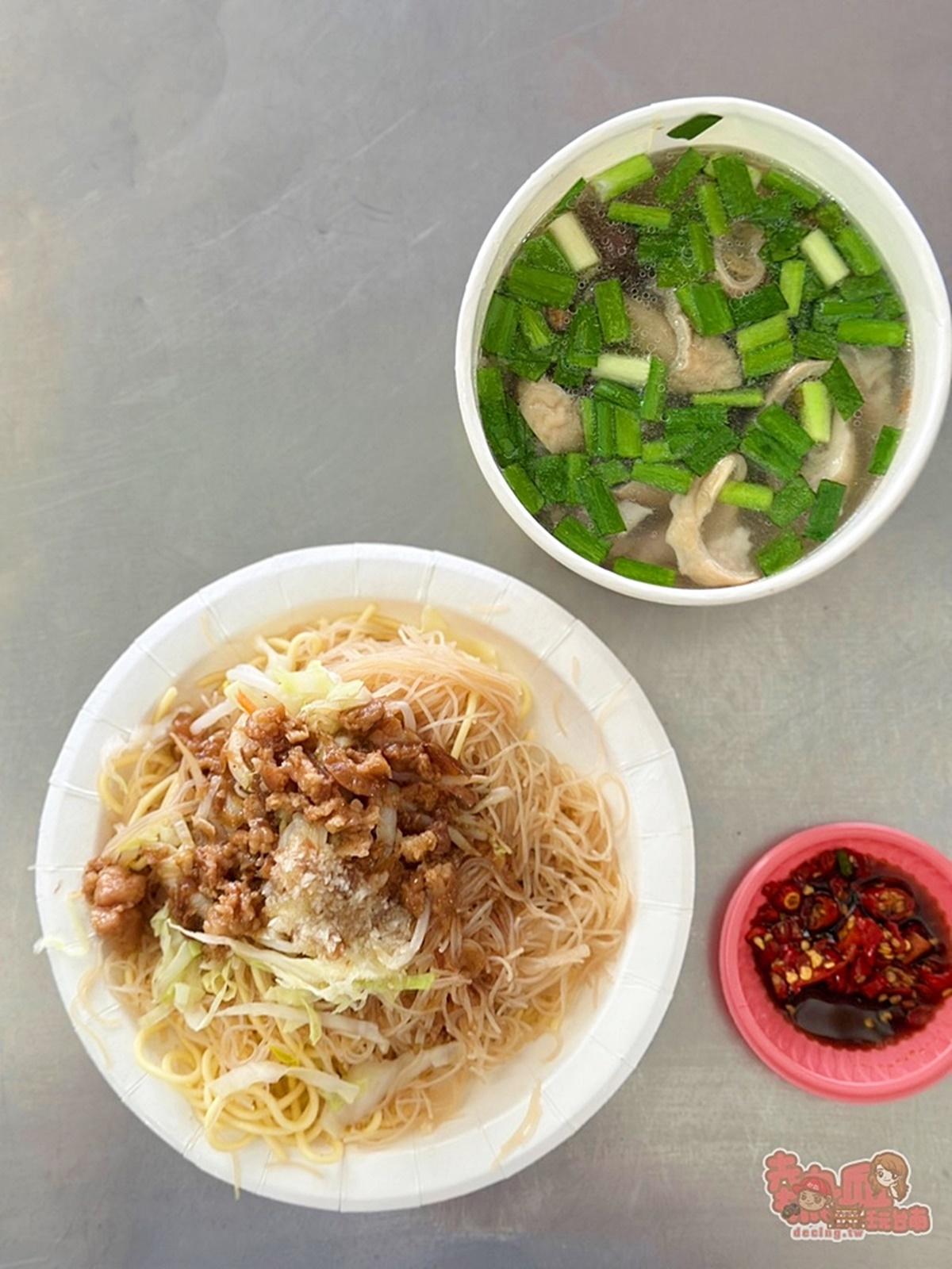 來這裡吃早餐一定要點1碗綜合豬血湯＋主食才是基本標配。（圖／熱血玩台南。跳躍新世界提供）