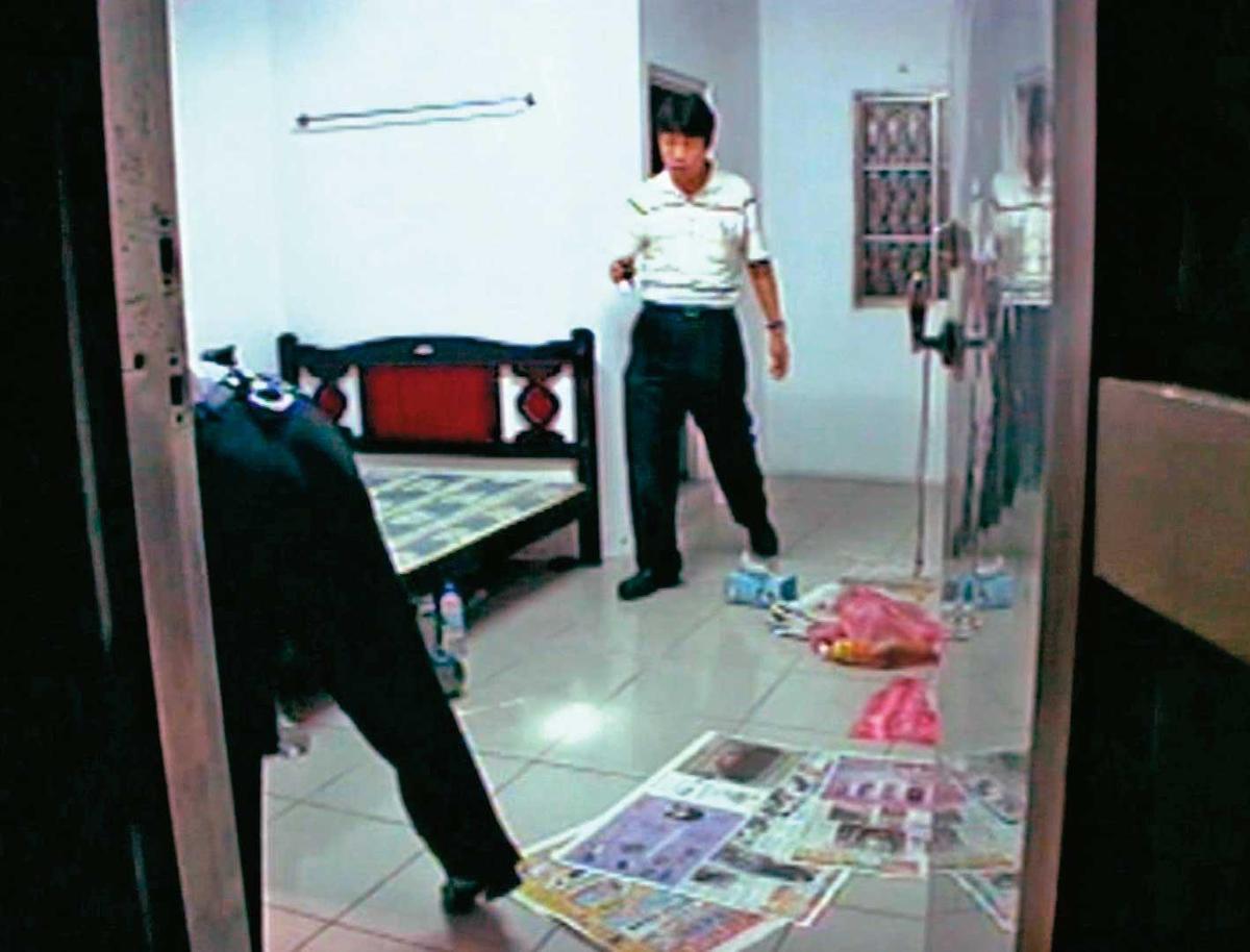 警方前往利姓男子的租屋處採證,尋找線索。(圖/東森新聞提供)