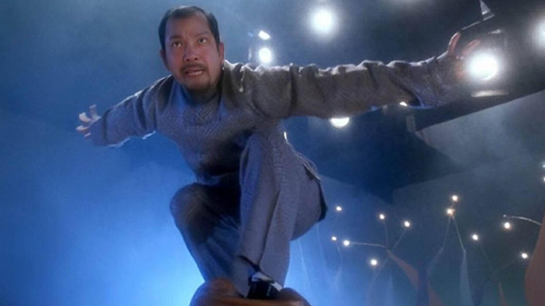 余穩在周星馳電影《破壞之王》飾演鷹爪門掌門人。(圖/翻攝自微博)