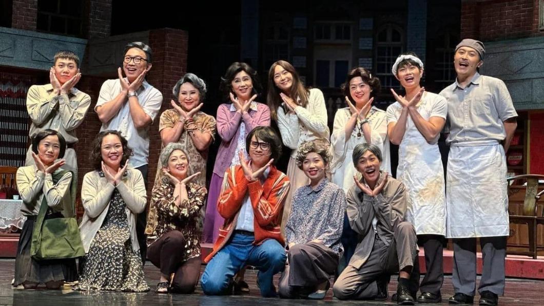 高玉珊(圖上排左三)參演舞台劇《叫我林彩香!》。(圖/翻攝自楊小黎臉書)
