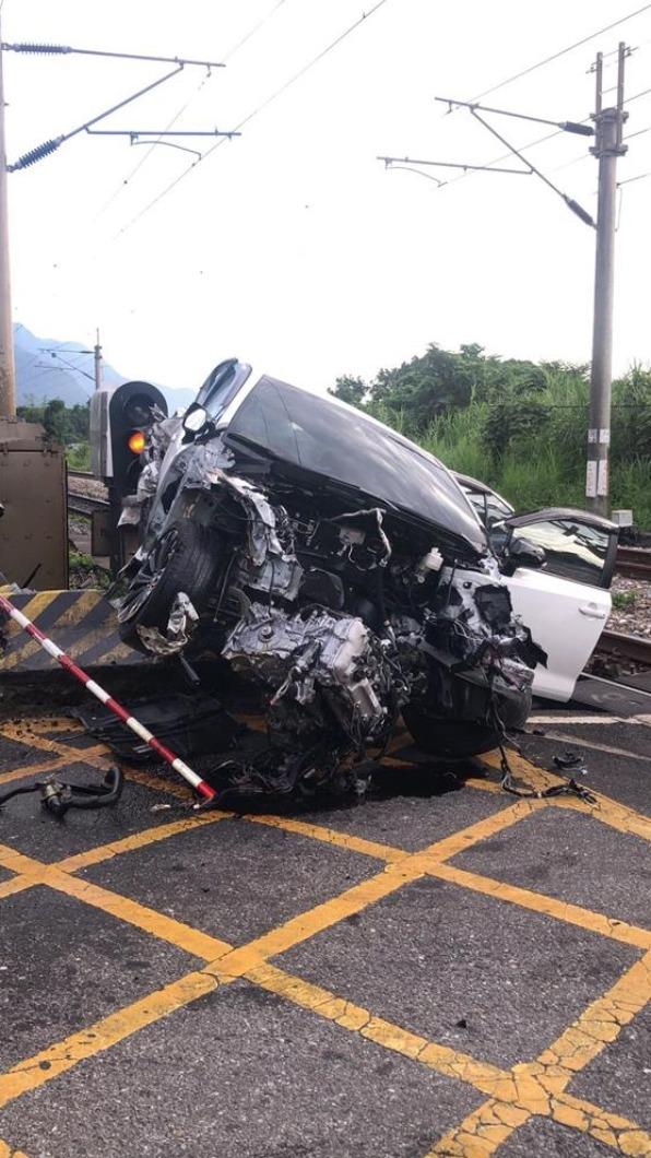 今早有輛轎車直接撞上401次太魯閣號。(圖/翻攝自記者爆料網)