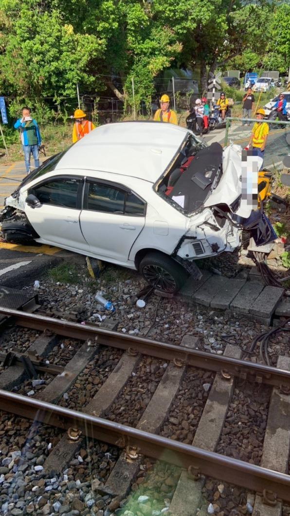 轎車前後皆撞到毀損。(圖/讀者提供)