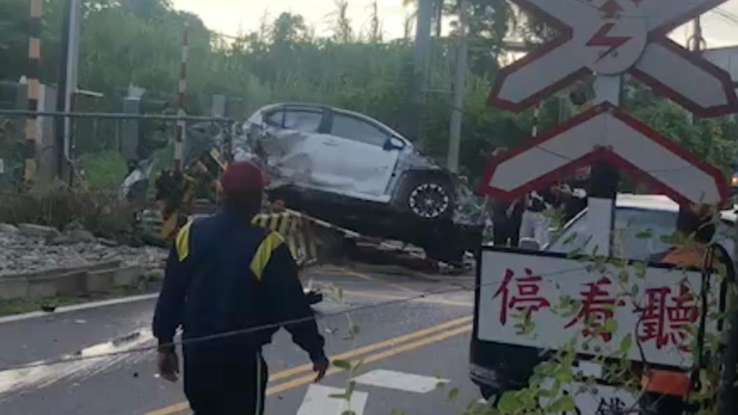 轎車撞上太魯閣號幾乎全毀。(圖/翻攝記者爆料網)