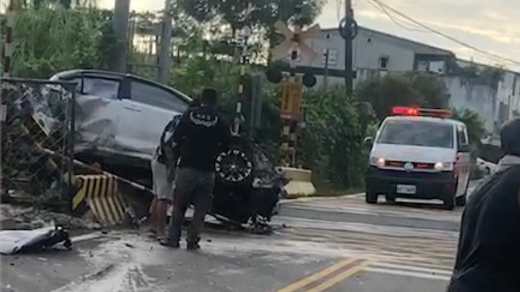 轎車撞上太魯閣號幾乎全毀。(圖/翻攝記者爆料網)