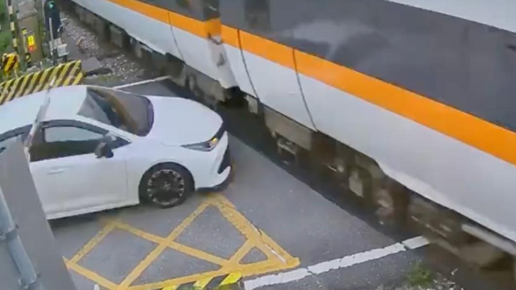台鐵401太魯閣號,在行經花蓮佳安段時遭轎車撞及,轎車幾乎全毀。(圖/翻攝記者爆料網)