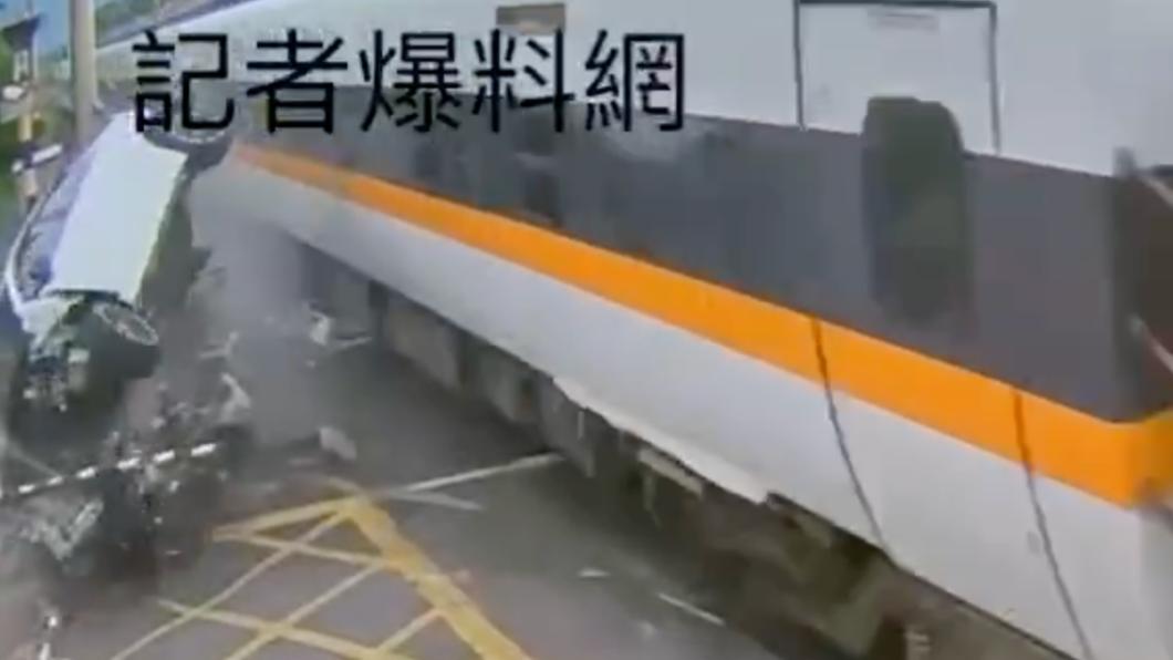 台鐵401太魯閣號,在行經花蓮佳安段時遭轎車撞及,轎車幾乎全毀。(圖/翻攝記者爆料網)