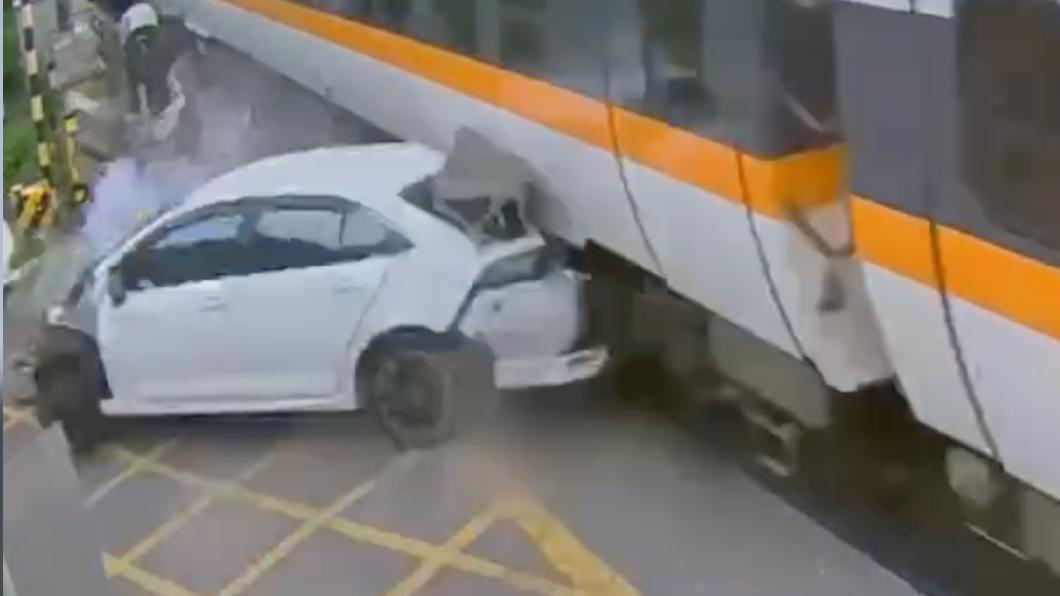 醉男開車闖花蓮平交道!猛撞太魯閣號車頭全毀 畫面曝光