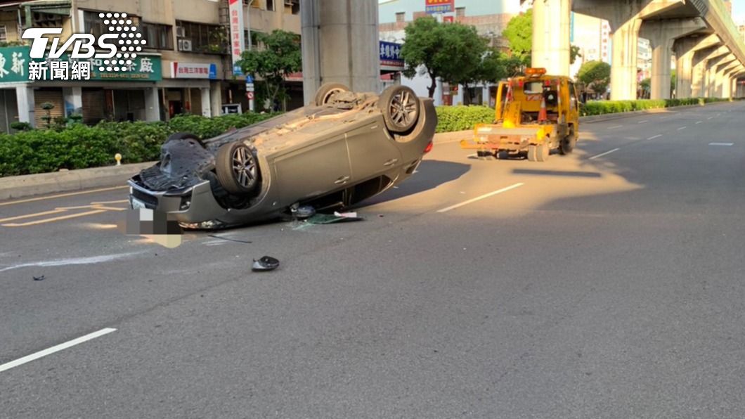 林男開車自撞分隔島翻覆。（圖／警方提供）