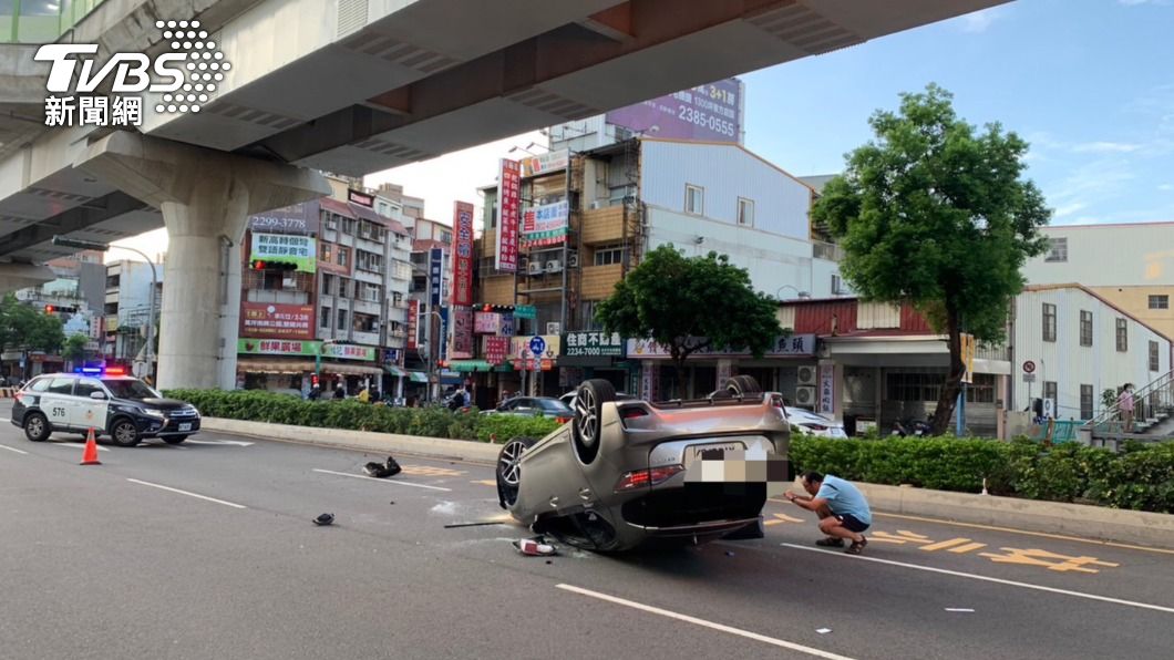喝了酒心虛？酒駕男見警攔查加速逃逸　自撞分隔島慘翻車