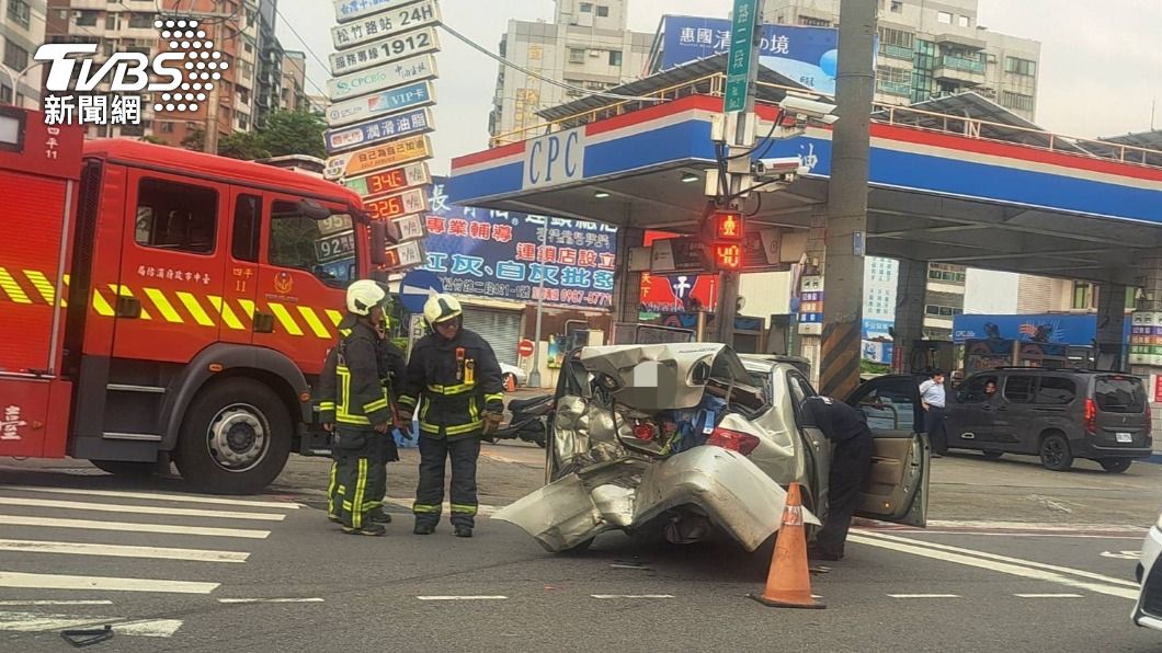 後車箱全凹!台中賓士追撞左轉車釀連環撞 肇事女:過程全忘了