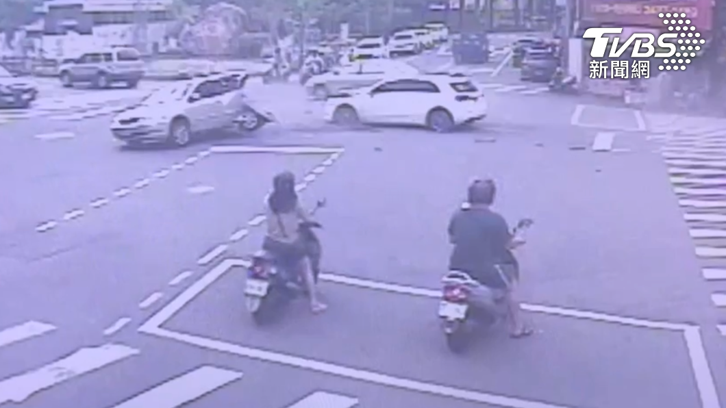 灰車一路撞向分隔島才停止。（圖／警方提供）