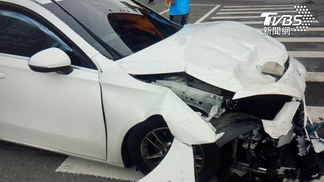 白色賓士車頭爛毀。（圖／警方提供）