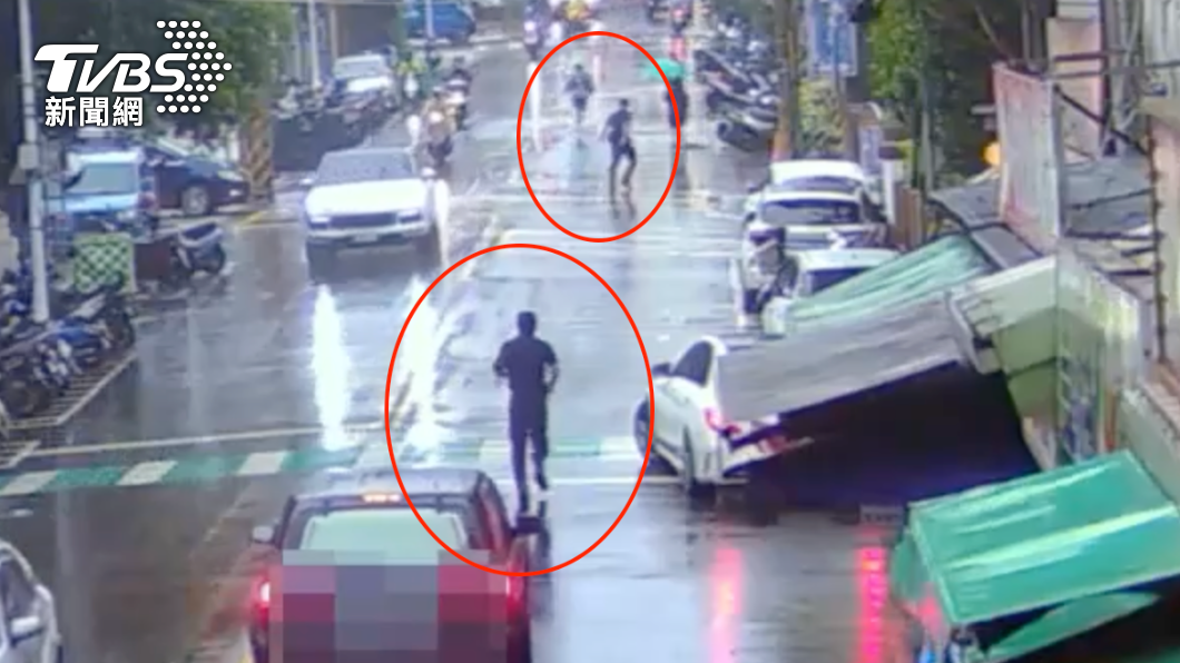 員警在後方狂追百米將逃逸移工逮捕。（圖／TVBS）