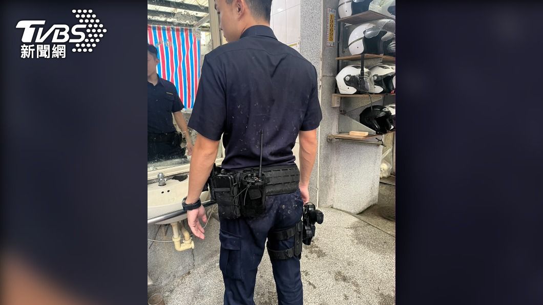 員警孫珀瑋狂追百米將逃逸移工逮捕。（圖／TVBS）