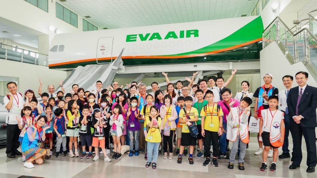 偏鄉學童暑假參訪長榮航空。(圖/新北市教育局提供)