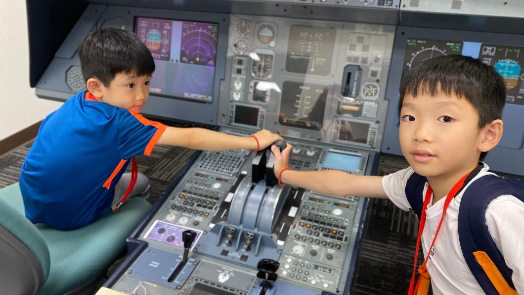 學員模擬機長座位操作。(圖/新北市教育局提供)