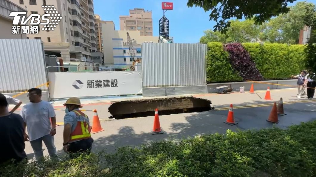 在新業建設工地旁驚見天坑。 （圖／TVBS）