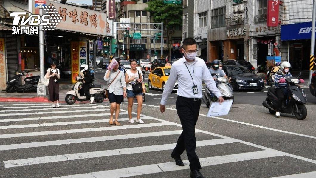 許多路口馬路過長，但綠燈秒數不夠長，很可能走到一半就被困在路中央。（示意圖、非當事者／胡瑞麒攝）