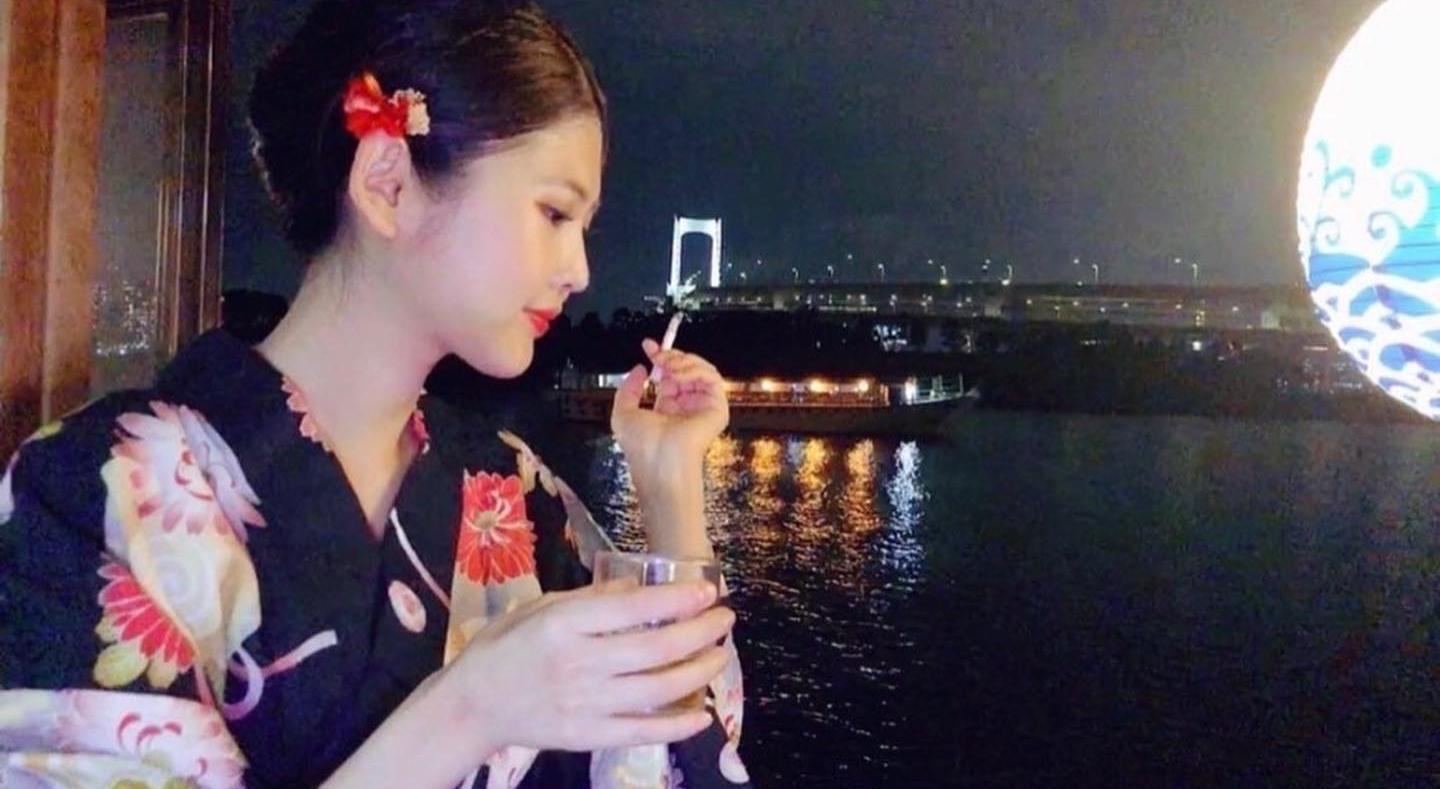 生前愛好菸酒的高橋千成，肝炎指數嚴重超標。（圖／翻攝自高橋千成推特、IG）
