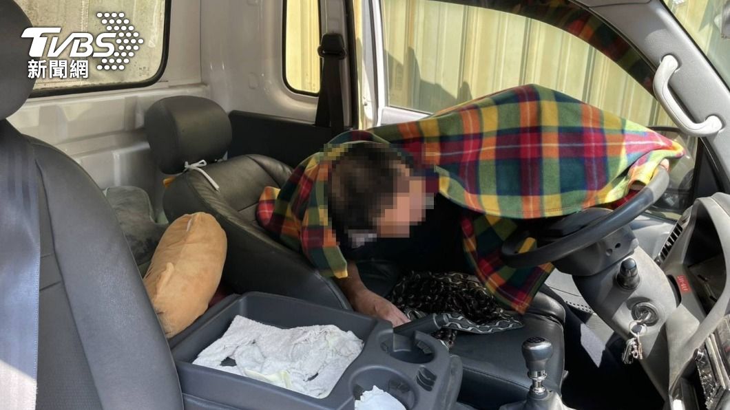 快訊/修車到一半突被夾在「貨車與牆壁中間」 老闆骨折送醫