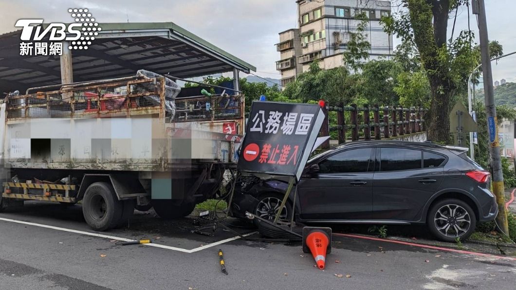轎車撞告示牌、貨車。(圖/TVBS)