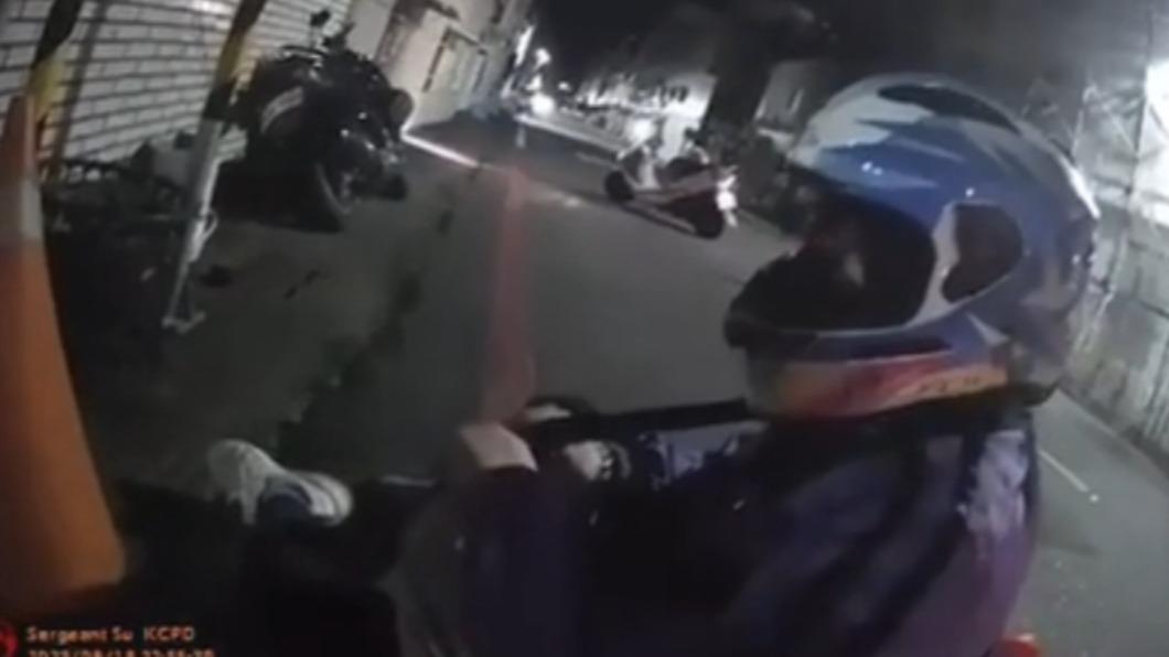 機車後座的女子哭著坐在地上。(圖/翻攝自記者爆料網)