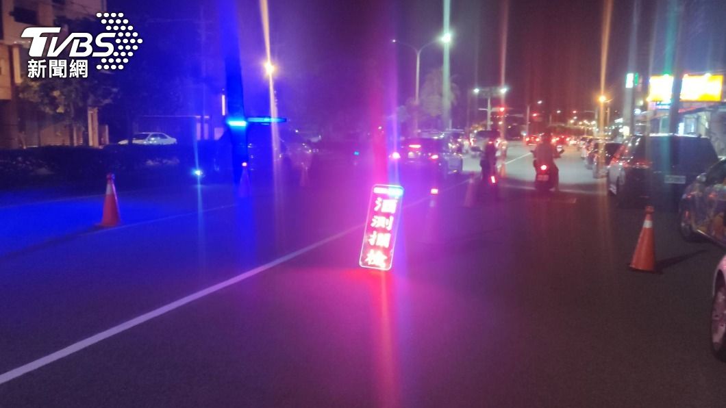 警方發現鄭男騎機車違規行駛於人行道路，當場將人攔下。（圖／警方提供）