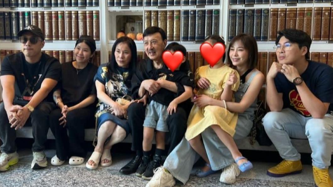 余天一家人探望余苑綺。(圖/翻攝自余祥銓IG)