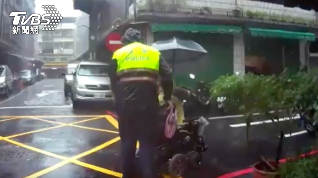 員警獲報後前往救援。(圖/TVBS)
