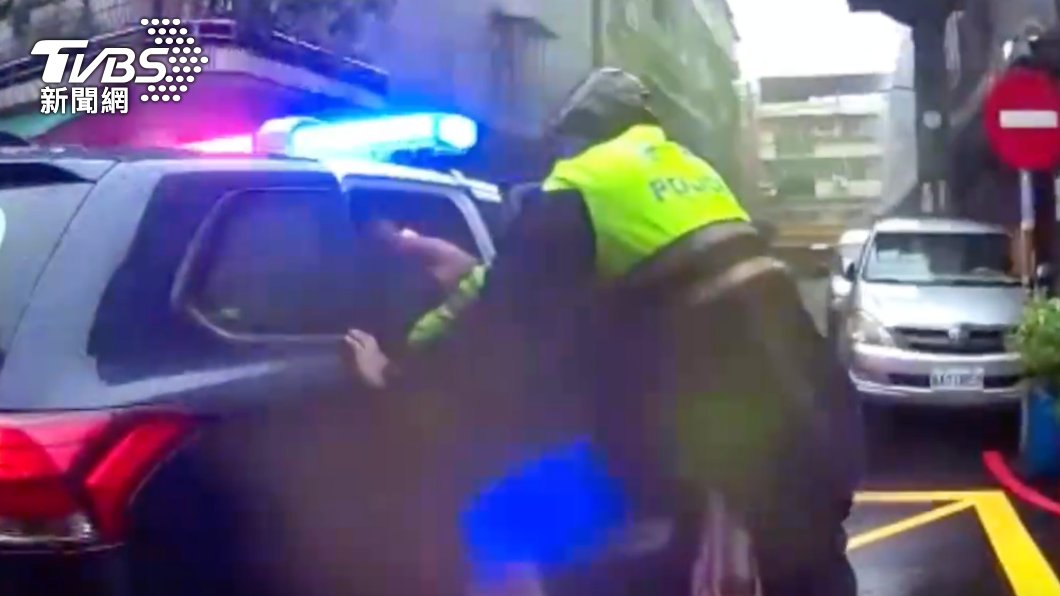 員警將沈男扶進巡邏車內,平安將其送回家。(圖/TVBS)