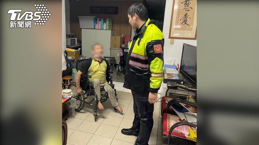 員警全身濕透,且將沈男平安送回家。(圖/TVBS)