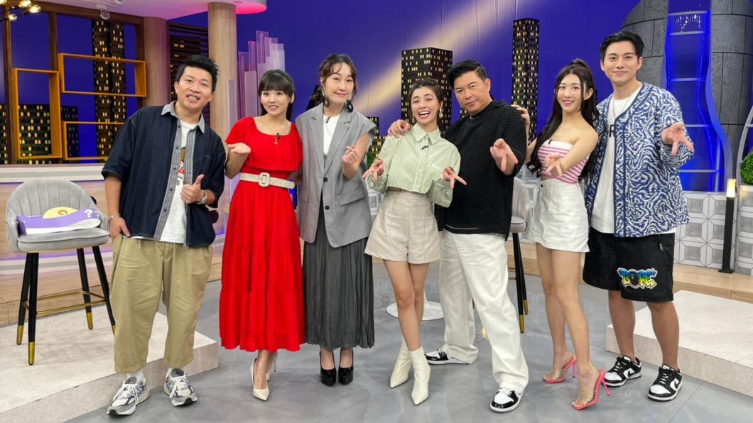 張立東(左起)、張靜之、巴鈺、宇珊、曾國城、王晴、李唯楓日前進棚錄影。(圖/衛視中文台提供)
