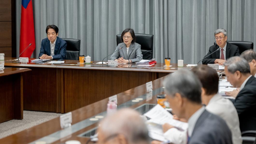 行政院向總統報告「113年度中央政府總預算案」。(圖/總統府提供)